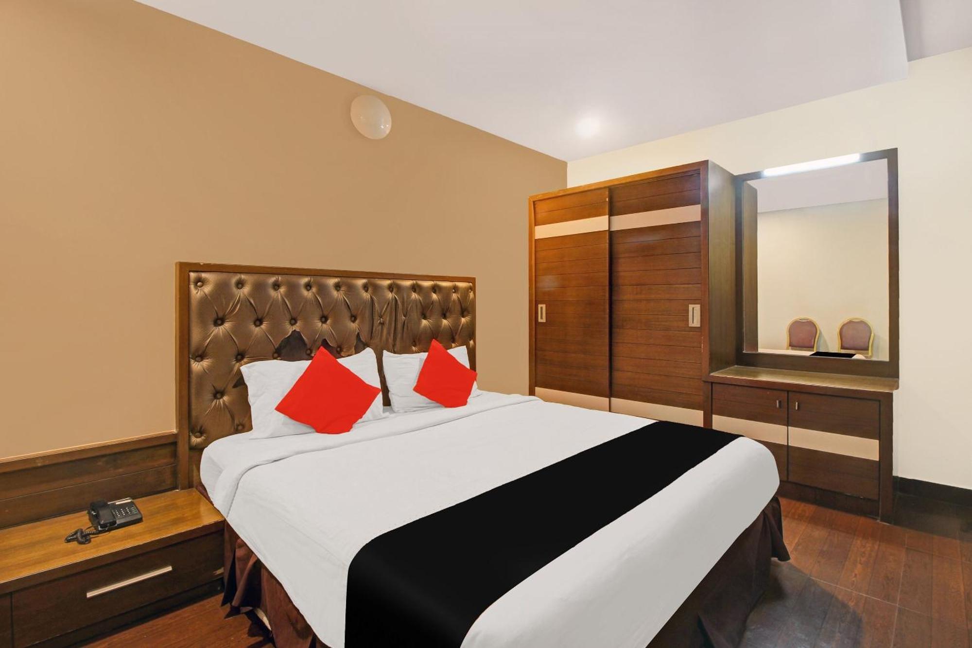 Collection O 82357 Hotel Surabhi Pride Trimulgherry Екстериор снимка