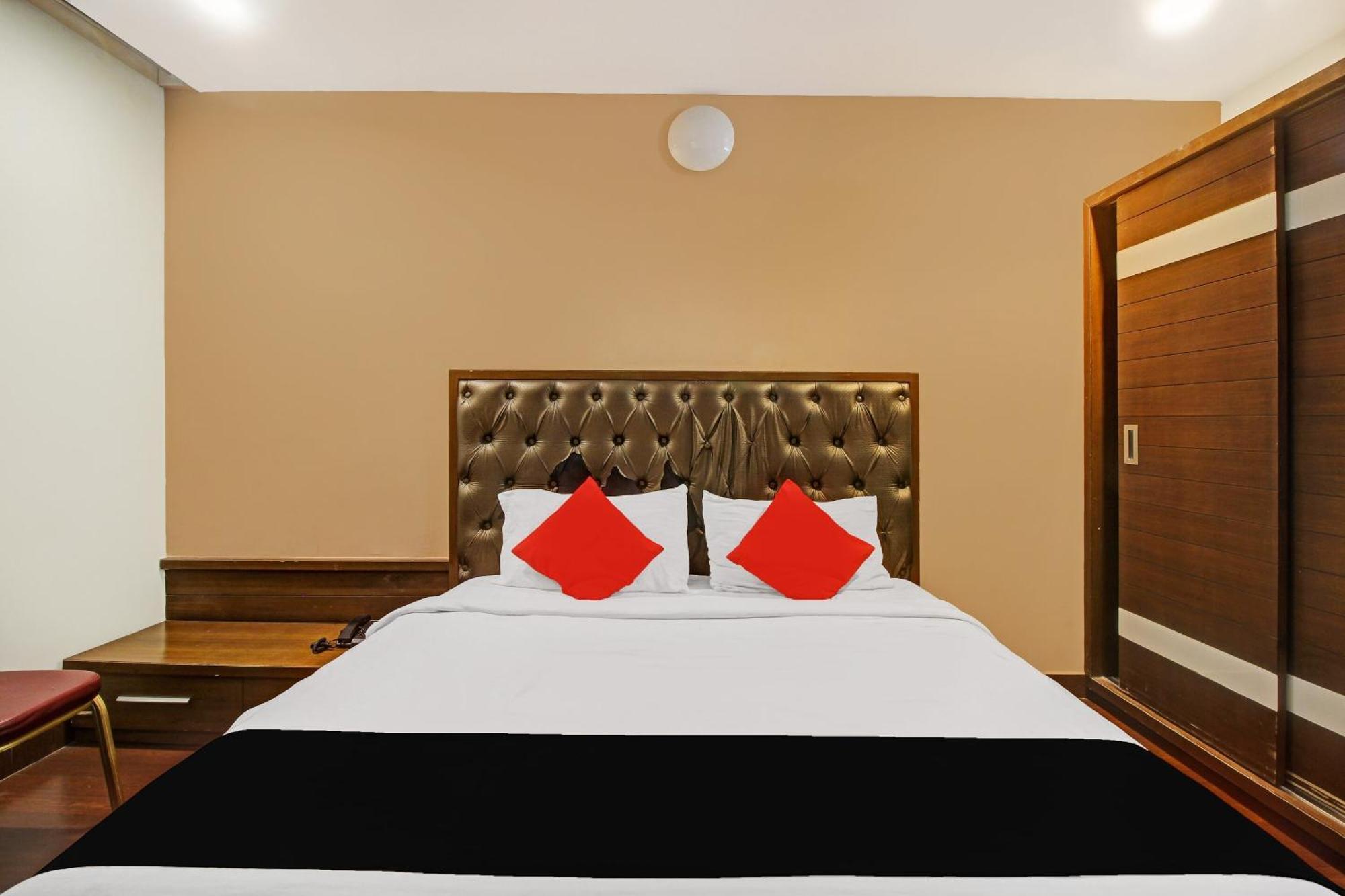 Collection O 82357 Hotel Surabhi Pride Trimulgherry Екстериор снимка